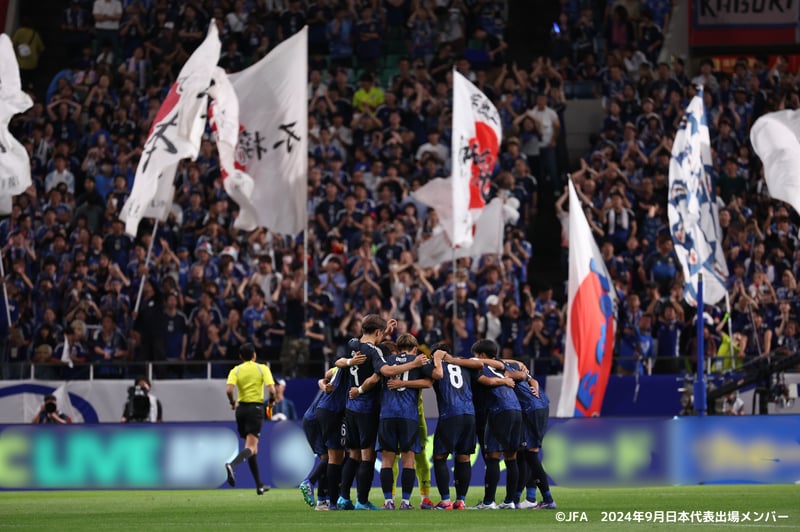 円陣を組む日本代表