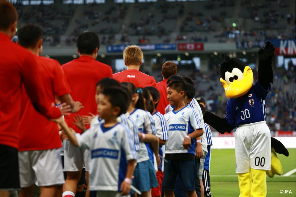 選手とハイタッチする子どもたち